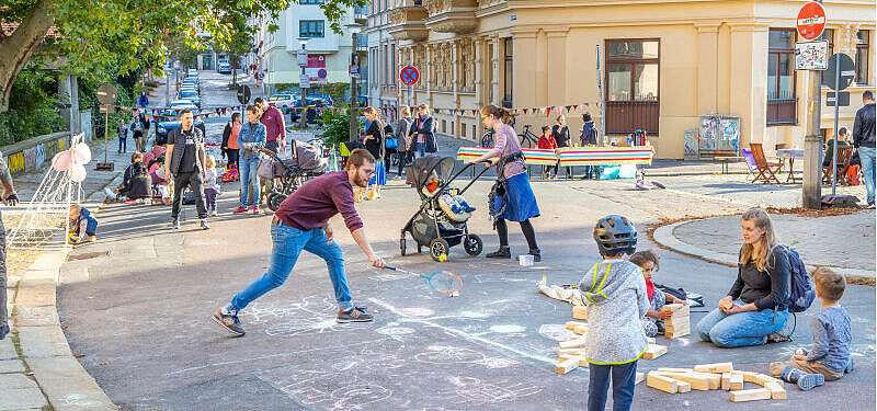  Belebte Spielstraße ohne Autos