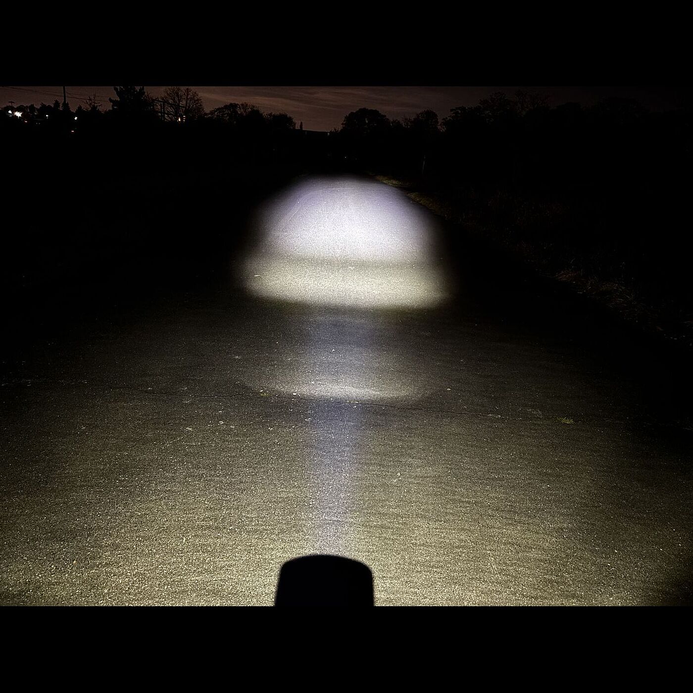 Der Lichtkegel des Contec-Scheinwerfers in der höchsten Stufe in dunkler Umgebung. 